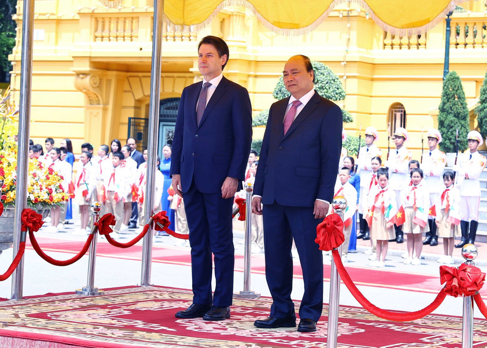 越南政府总理阮春福与意大利总理朱塞佩•孔特登上检阅台。军乐队奏越意两国国歌。图自越通社