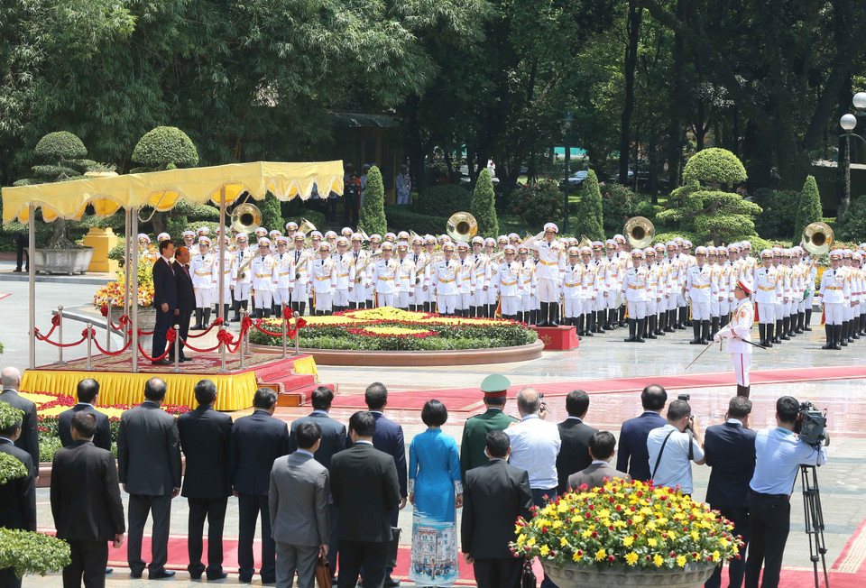 越南政府总理阮春福与意大利总理朱塞佩•孔特登上检阅台。军乐队奏越意两国国歌。图自越通社