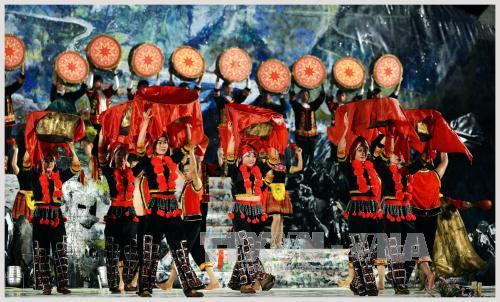 题为“岩石高原——万花争艳”的艺术晚会。（图片来源：越通社）