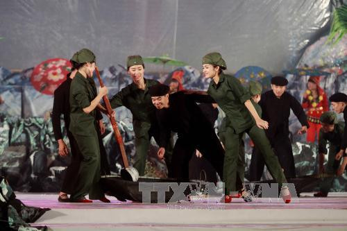 题为“岩石高原——万花争艳”的艺术晚会。（图片来源：越通社）