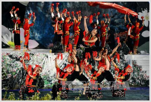 题为“岩石高原——万花争艳”的艺术晚会。（图片来源：越通社）