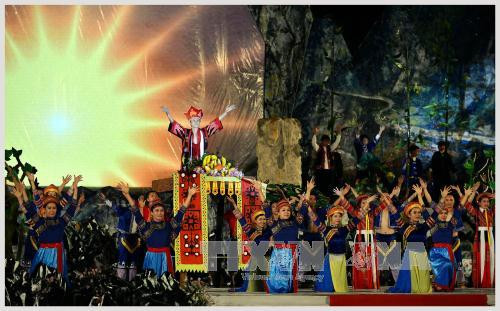 题为“岩石高原——万花争艳”的艺术晚会。（图片来源：越通社）