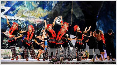 题为“岩石高原——万花争艳”的艺术晚会。（图片来源：越通社）