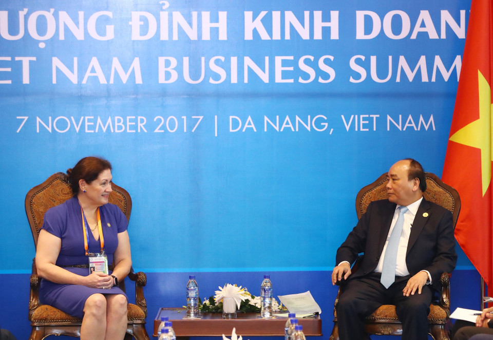 越南政府总理阮春福（右）会见美国亚太经济合作组织国家中心总监维利。（图片来源：越通社）