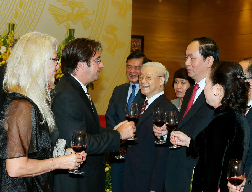 各国驻越大使向越南党和国家领导人祝贺。