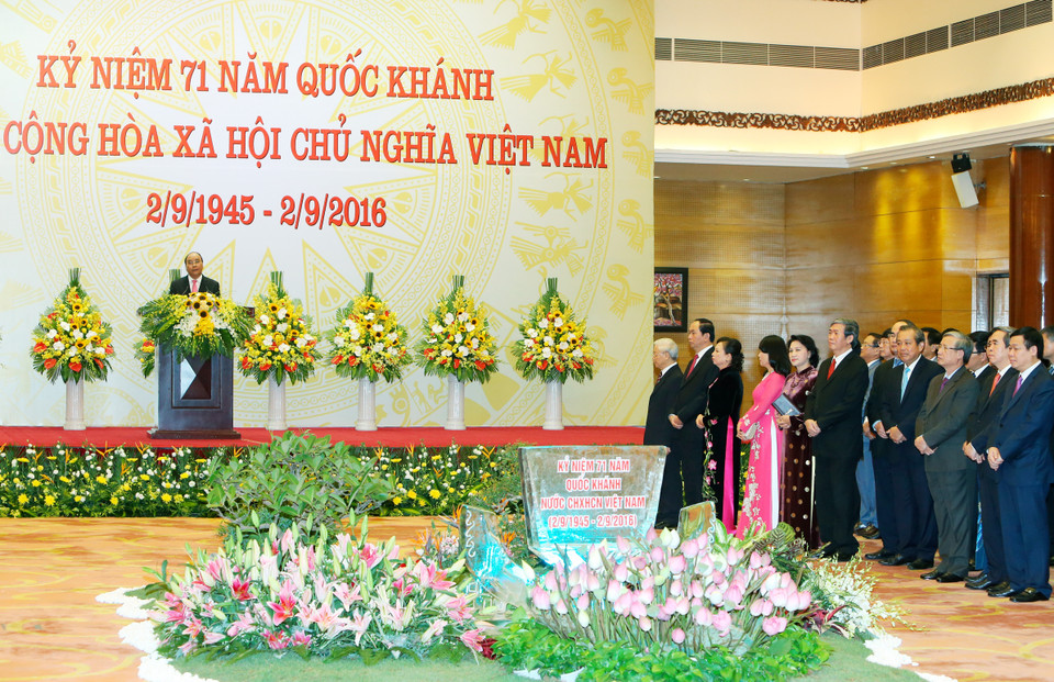 阮春福在招待会上发表讲话。