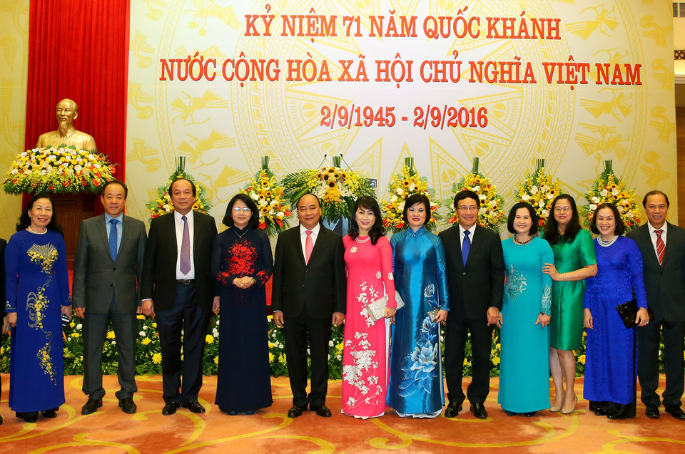  阮春福同与会代表合影。