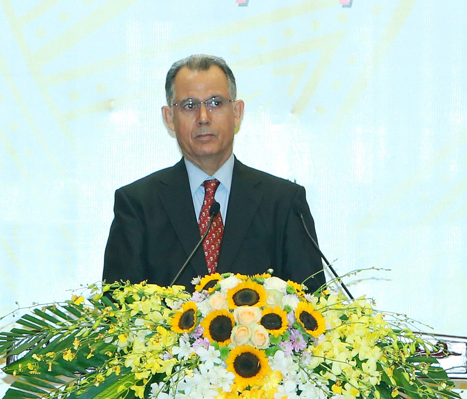 摩洛哥驻越南大使霍辛·法达尼（El Houcine Fardani）在招待会上发表讲话。