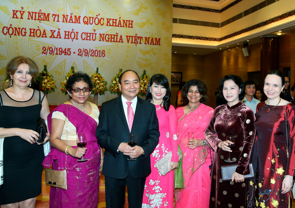  阮春福和阮氏金银同与会代表合影。