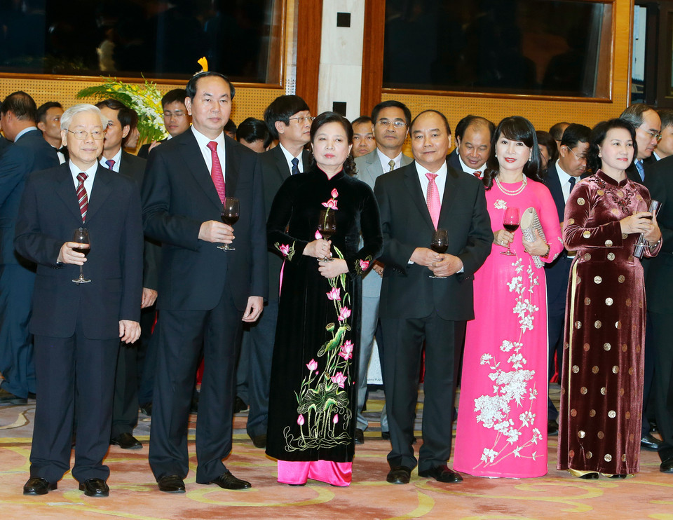 越南党和国家领导人出席招待会。