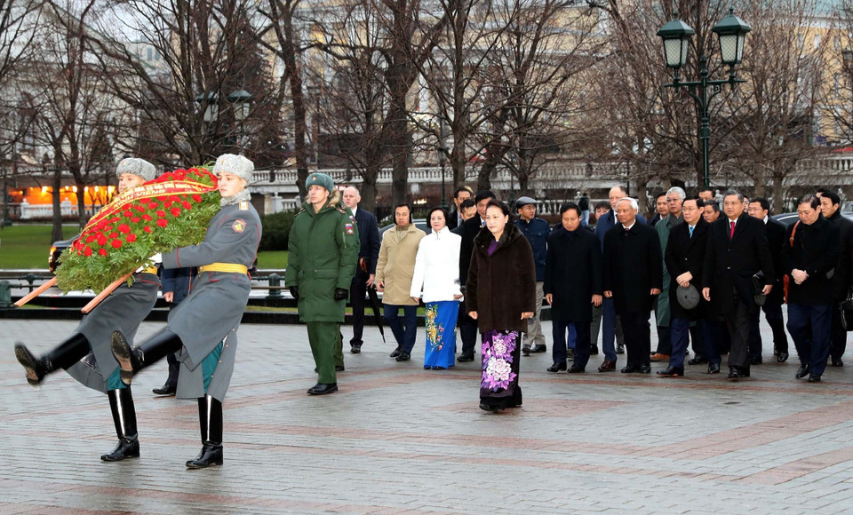 当天上午在俄罗斯首都莫斯科，国会主席阮氏金银一行前往俄罗斯无名烈士墓、列宁墓敬献花圈。越通社记者 仲德 摄