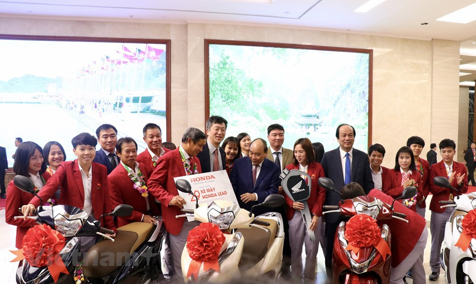 阮春福总理向越南女足球队授予29辆Lead摩托车。越通社记者 原安 摄