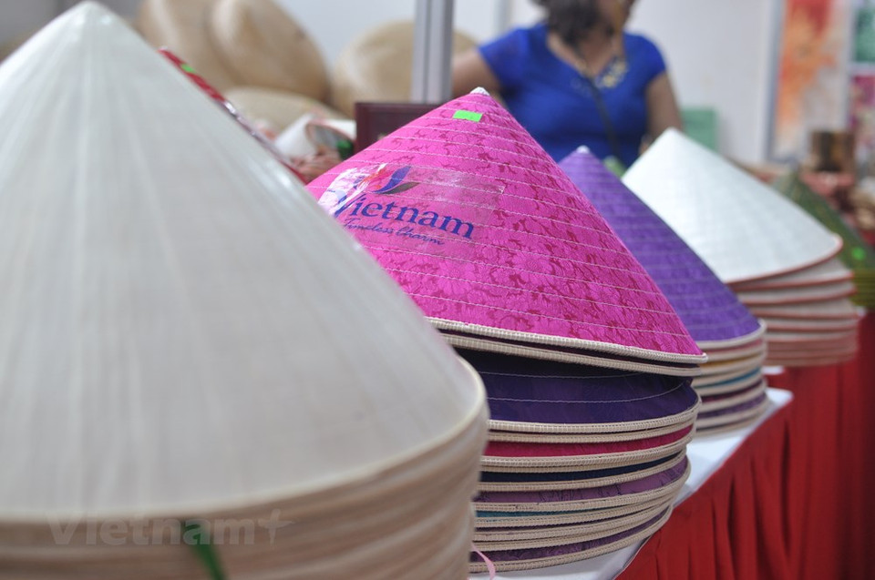 展会上所展示的斗笠产品。越通社记者 越德 摄