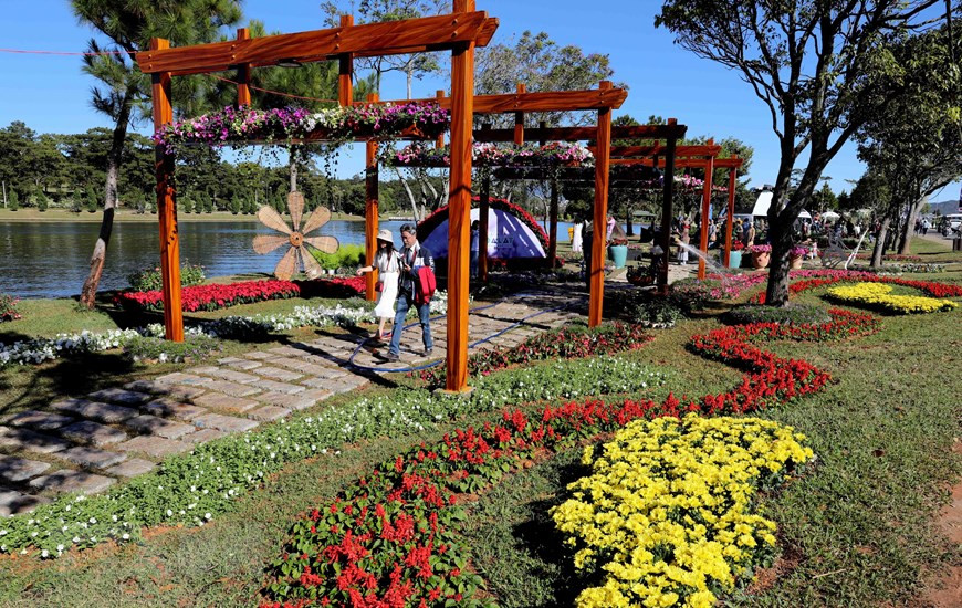 春香湖畔花卉空间成为大乐市市民乃至四面八方游客前来观光游览的景点。（图自越通社）