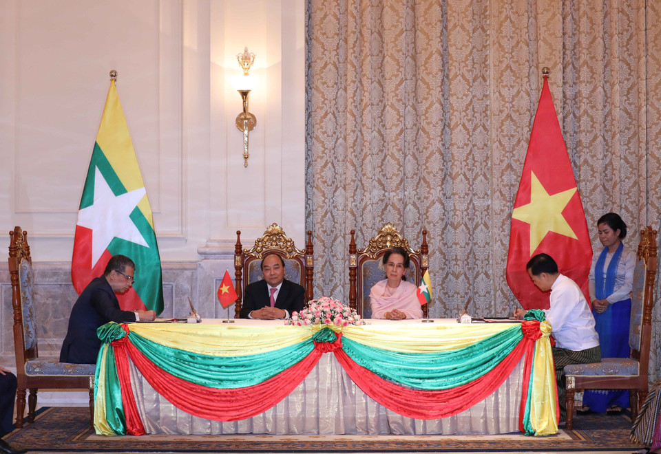 会谈结束后，阮春福总理与缅甸国家顾问昂山素季已见证了三个重要文件签署和移交。越通社记者 统一 摄