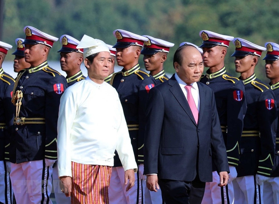 阮春福总理与吴温敏总统检阅仪仗队