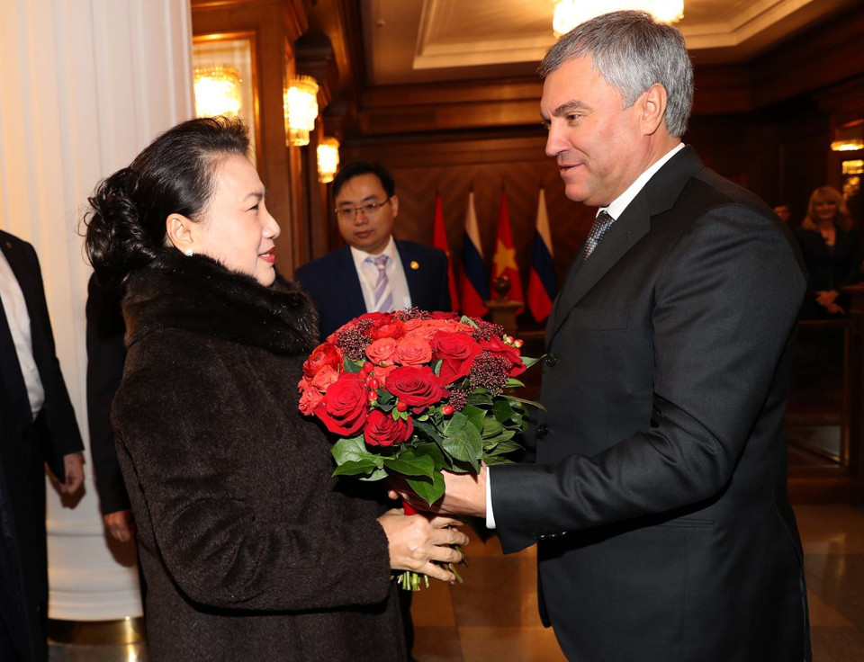 俄罗斯联邦国家杜马主席维亚切斯拉夫•维克多罗维奇•沃洛金欢迎越南国会主席阮氏金银。越通社记者 仲德 摄