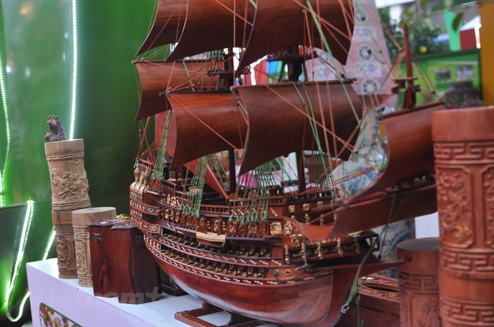 展会上所展示的木制品。越通社记者 越德 摄