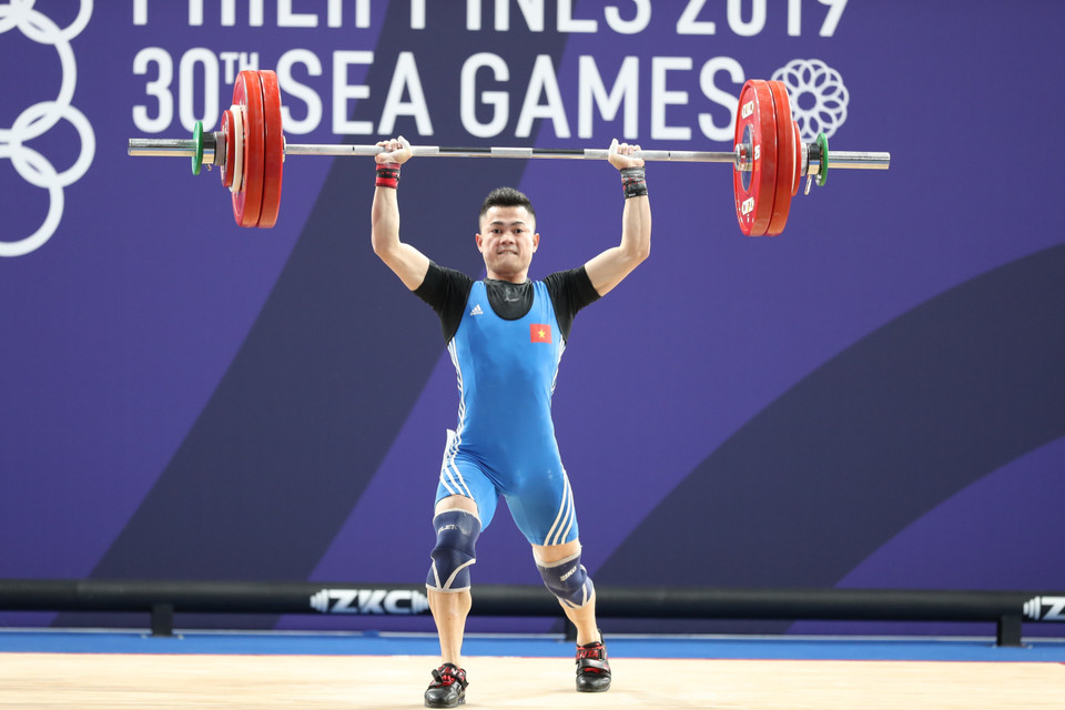赖嘉成在男子举重55公斤级比赛中荣获金牌。越通社记者 黄玲 摄