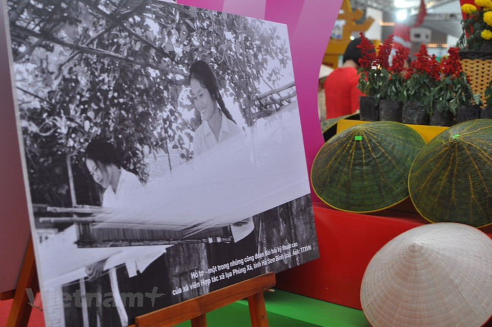 展会上，组委会还展示有关河内各传统手工艺村的图片。越通社记者 越德 摄