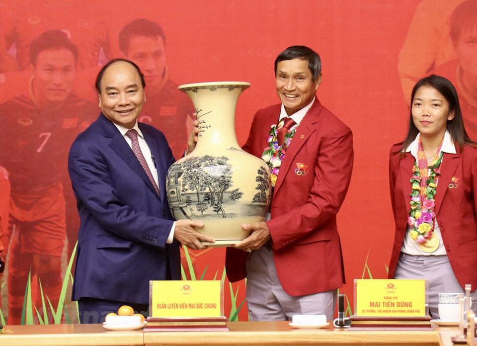 越南女足队主教练梅德终接受政府总理的奖励。越通社记者 原安 摄