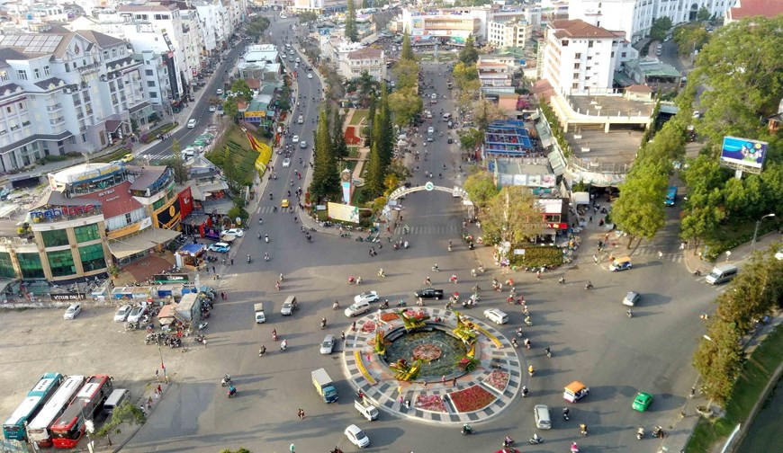 大乐市很多地方的花卉盆景吸引国内外游客的眼球。（图自越通社）