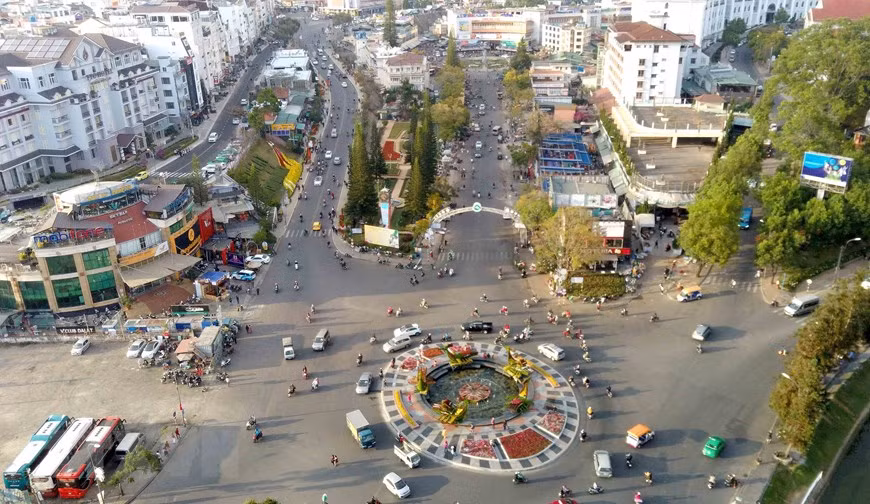 大乐市很多地方的花卉盆景吸引国内外游客的眼球。（图自越通社）