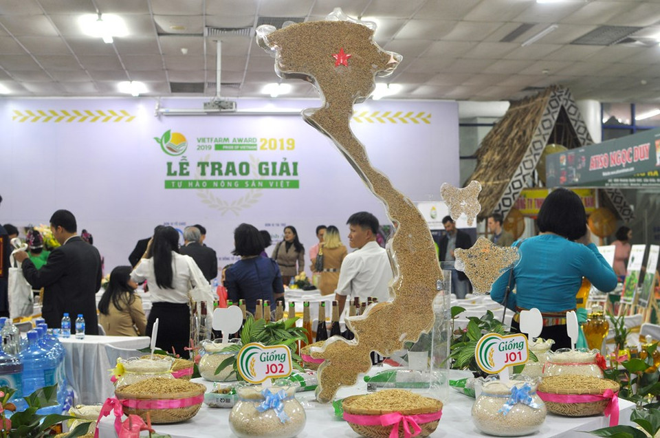 各种大米产品的展区。越通社记者 越德 摄