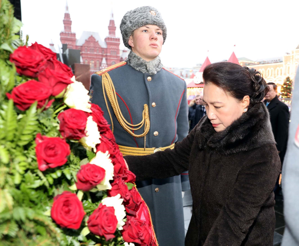 国会主席阮氏金银敬献花圈并瞻仰列宁墓。越通社记者 仲德 摄