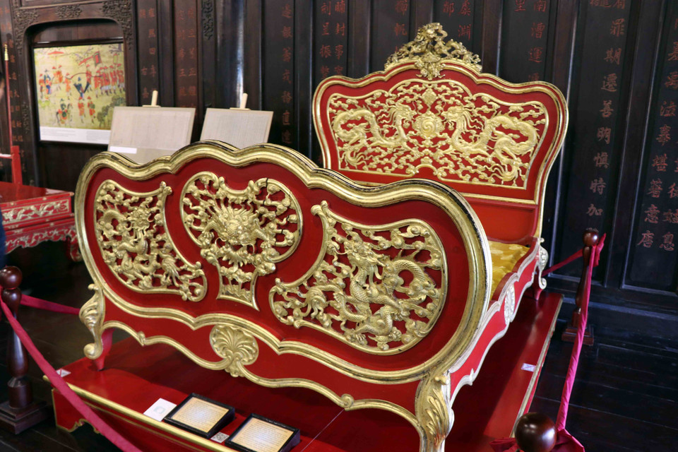 阮朝凯定皇帝（1916-1925年）的龙床。越通社记者 杜长 摄