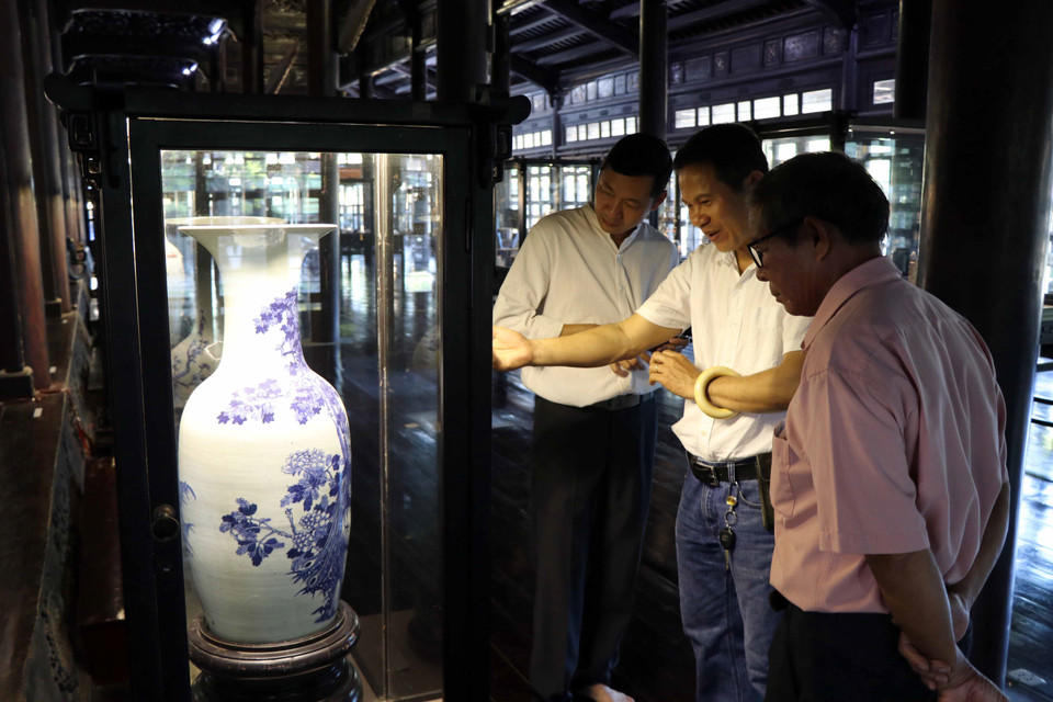 来顺化宫廷古董博物馆参观的游客。越通社记者 杜长 摄