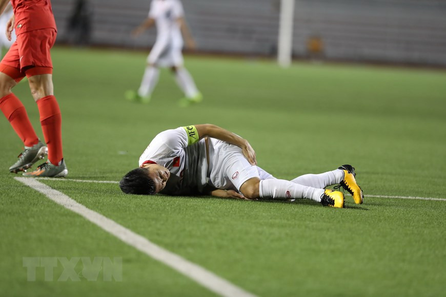 新加坡球员不怕硬对硬的碰撞让越南球员受到极度挑战。(越通社 黄玲 社）