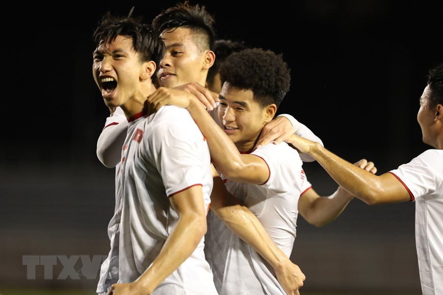 第85分钟，德征力顶把球送对方进球门内打破僵局，越南队1-0领先。(越通社 黄玲 社）