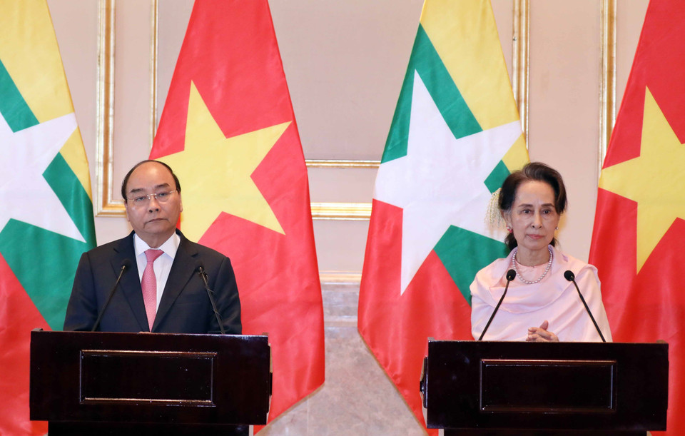 阮春福总理与缅甸国家顾问昂山素季共同会面媒体记者。越通社记者 统一 摄