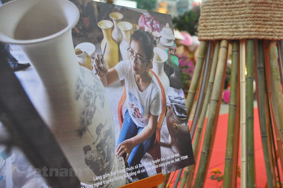 展会上，组委会还展示有关河内各传统手工艺村的图片。越通社记者 越德 摄