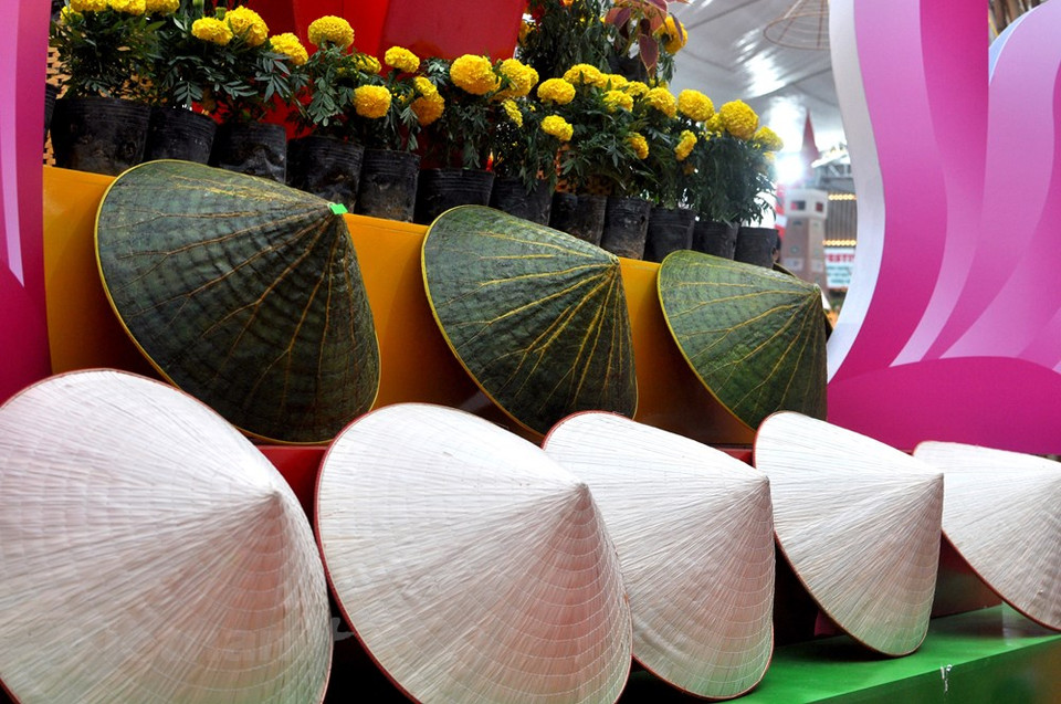 斗笠产品展区。越通社记者 越德 摄