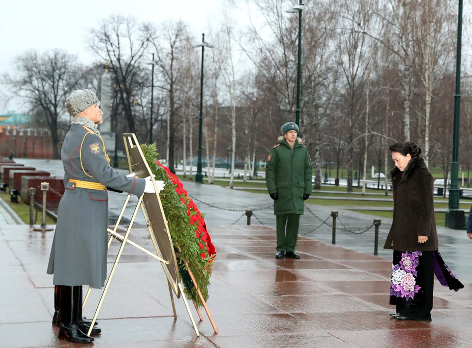 国会主席阮氏金银前往俄罗斯无名烈士墓敬献花圈。越通社记者 仲德 摄