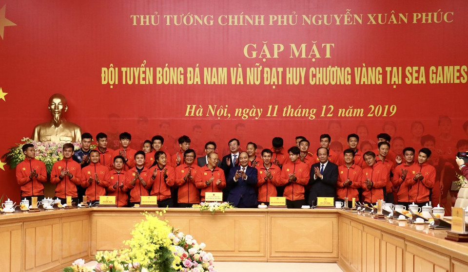 阮春福总理与越南越南U22足球队合影留念。越通社记者 原安 摄