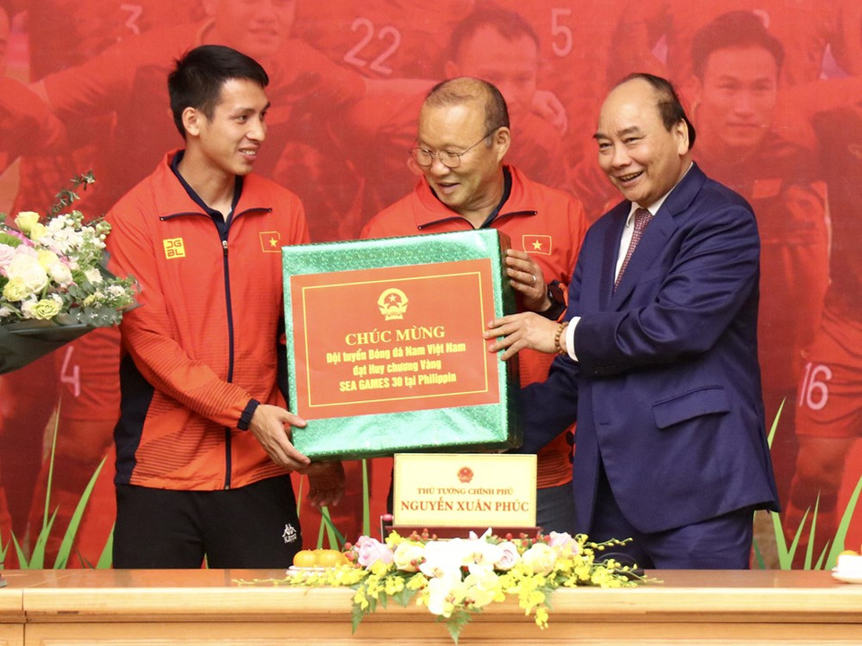 阮春福总理向获得高成绩的越南男女足球队颁发奖励。越通社记者 原安 摄