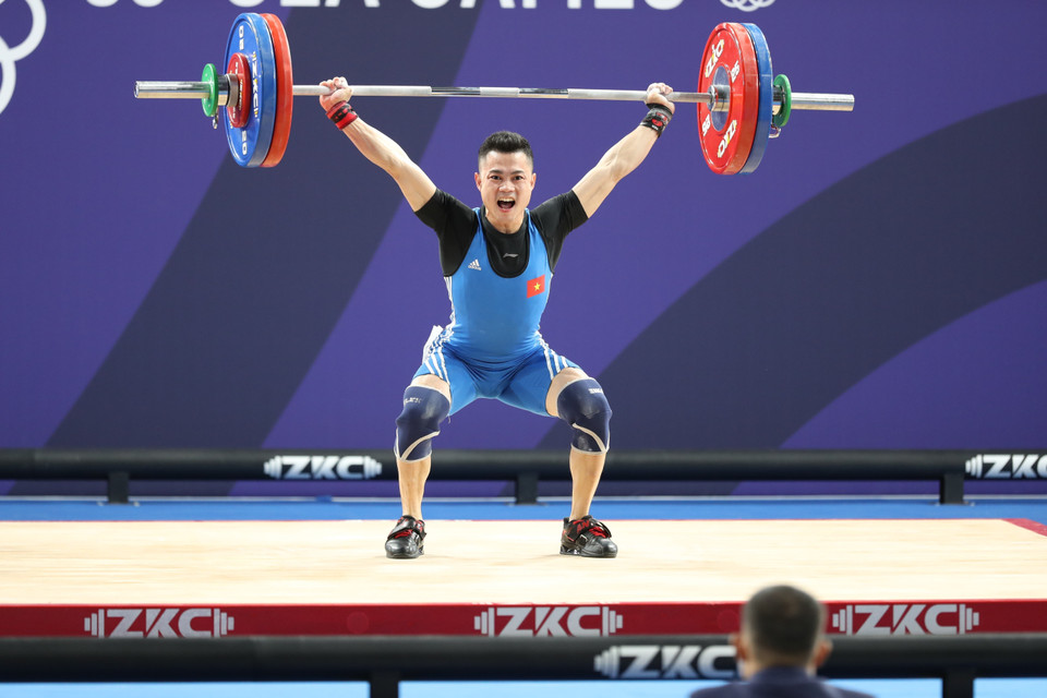 赖嘉成在男子举重55公斤级比赛中荣获金牌。越通社记者 黄玲 摄