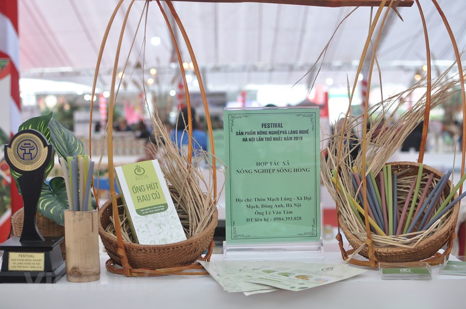 河内市东英县红河农业合作社的环境友好型吸管产品。越通社记者 越德 摄