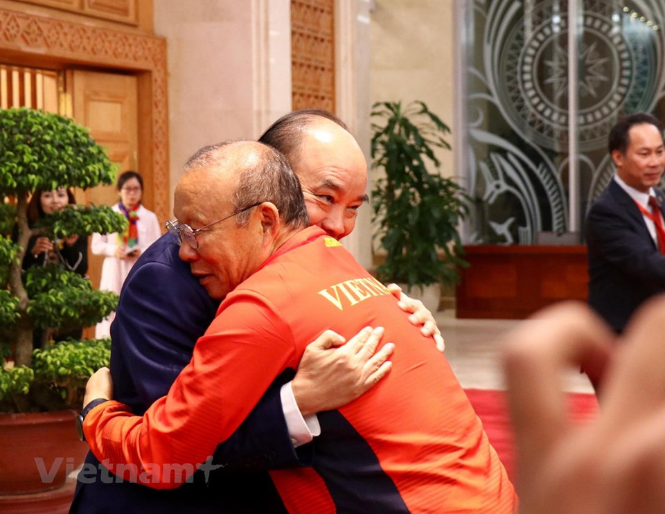 阮春福总理祝贺越南U22足球队主教练朴恒绪。越通社记者 原安 摄