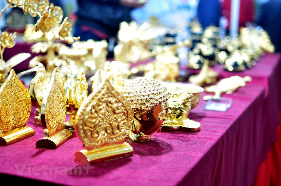 镀金铜制产品亮相展会。越通社记者 越德 摄