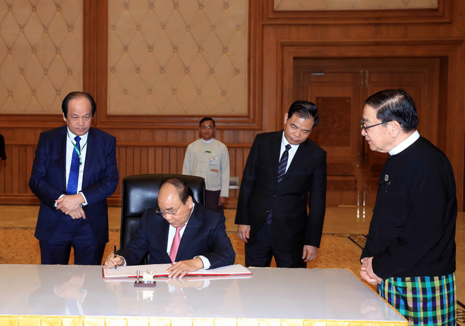 阮春福总理在缅甸国会所住地写留念簿。越通社记者 统一 摄