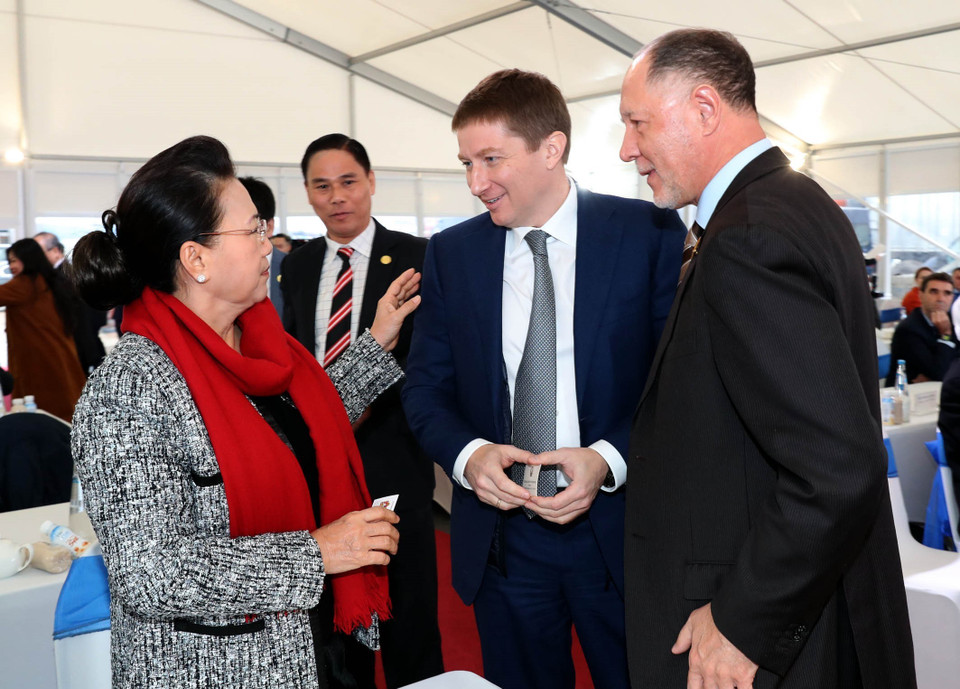 越南国会主席阮氏金银与越南TH True Milk俄罗斯奶牛场专家和员工进行交谈。