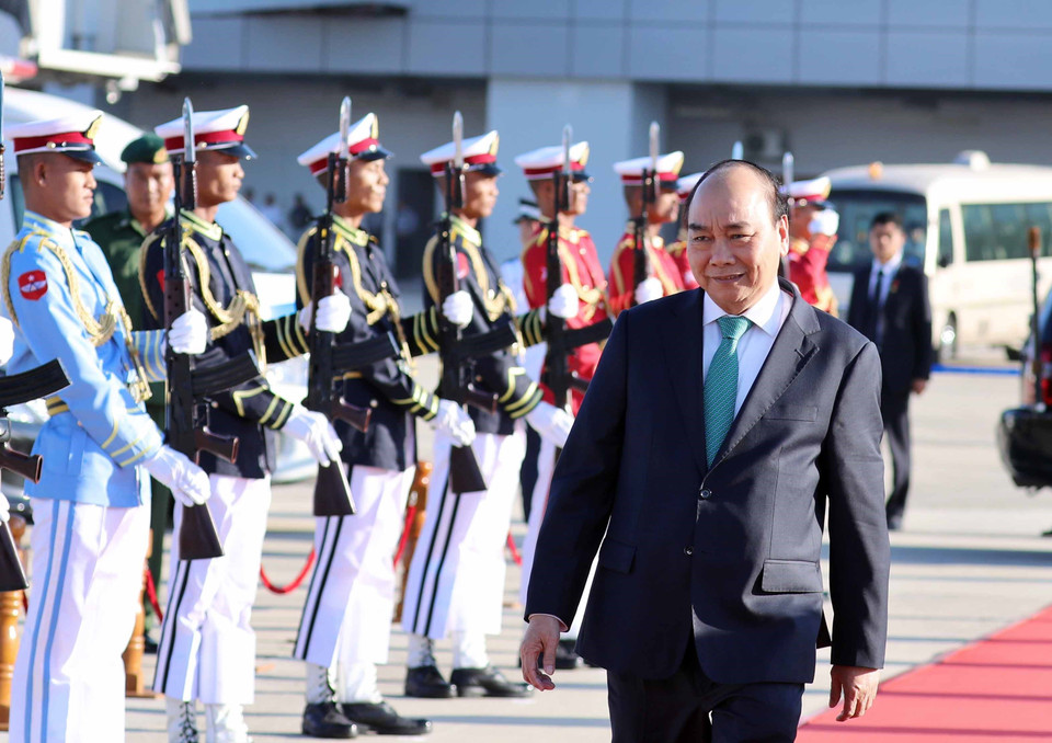 12月17日下午，阮春福总理一行离开缅甸首都内比都，前往仰光市，继续正式访问缅甸之旅。越通社记者 统一 摄