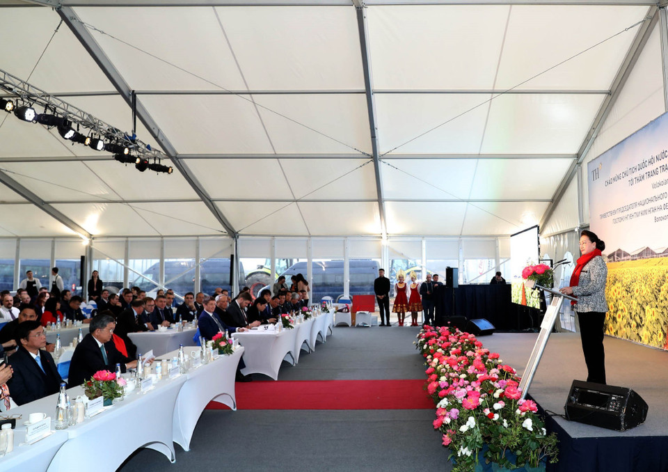 越南国会主席阮氏金银走访莫斯科州TH集团奶牛场。图自越通社