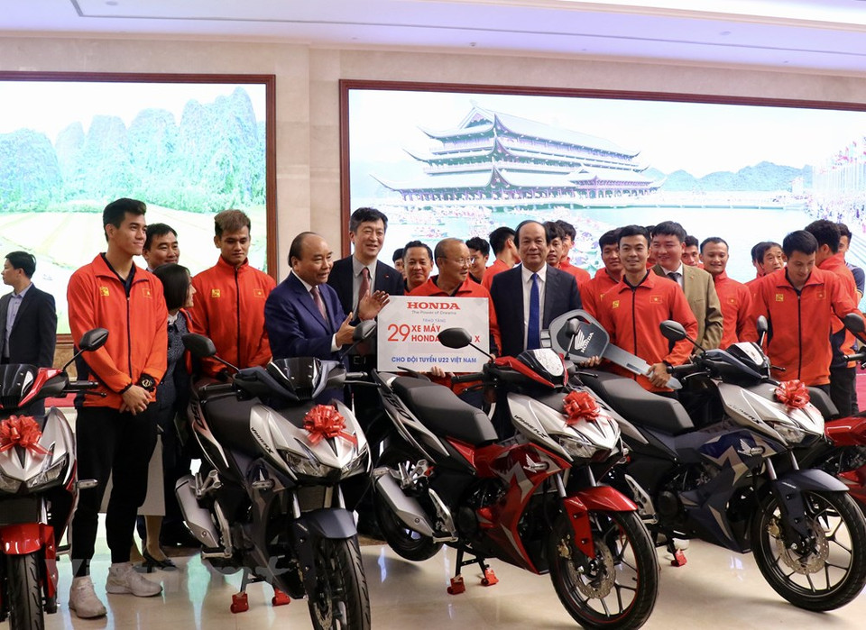 阮春福总理向越南U22足球队授予29辆本田Winner摩托车。越通社记者 原安 摄