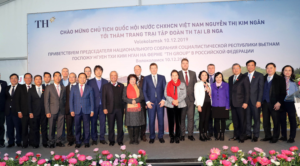 越南国会主席阮氏金银与与会代表 合影。图自越通社