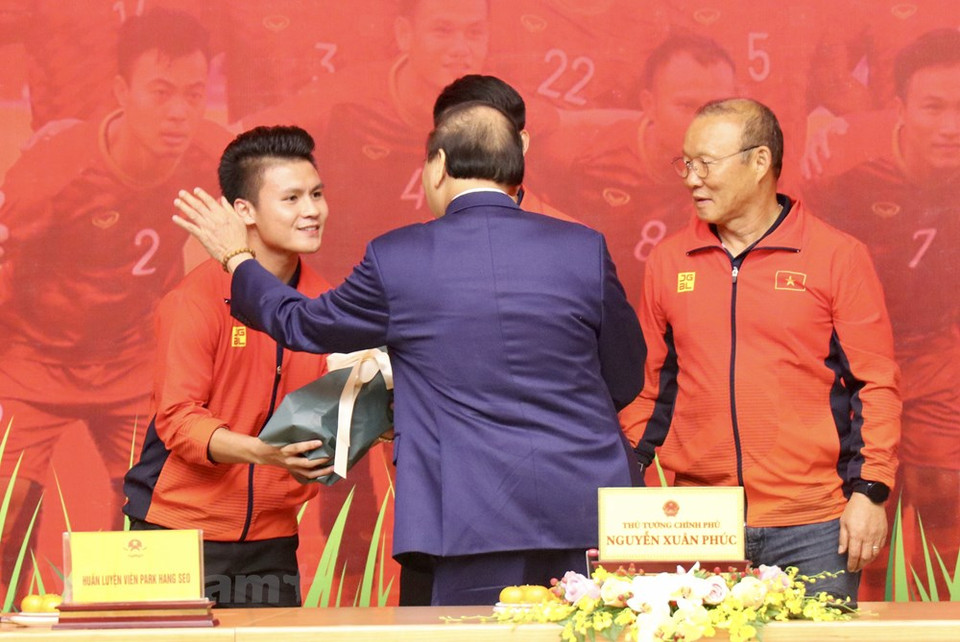 阮春福总理向前锋阮光海送花，鼓励他继续为国足做出贡献。越通社记者 原安 摄